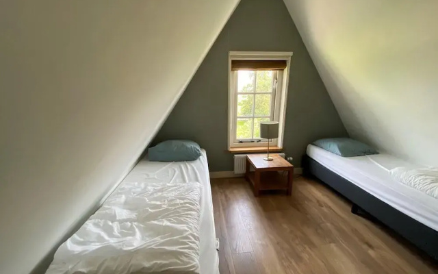 Lush Villa with Hot Tub, Private Fenced Garden in Hippolytushoef