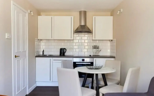 The Holland Park Crib - Classy 2bdr House