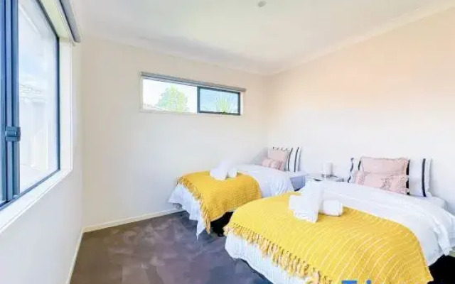 Modern Home in Central Oakleigh East