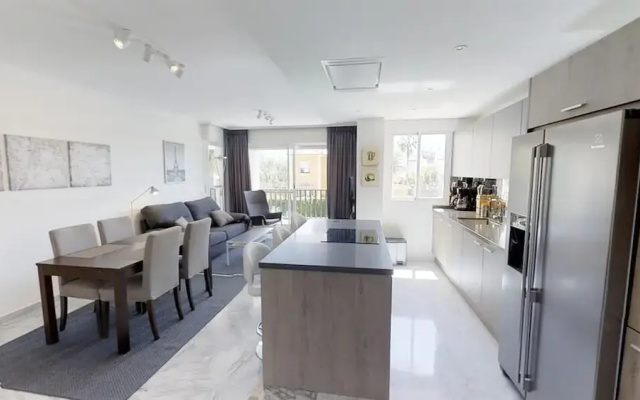 Modern Apartment Near Puerto Banus