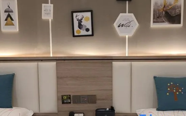Luke Hotel (Zhoukou East Bus Station)
