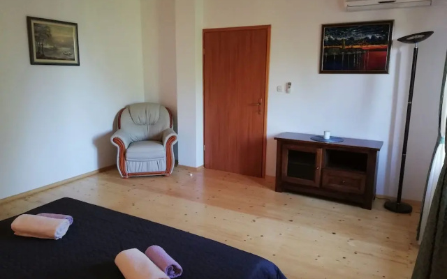 Villa Valeta 500 Meters From the Beach