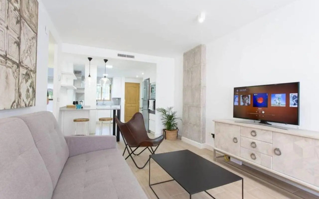 New San Juan beach apartment with AC