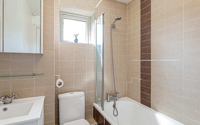 Beautiful 3 Bed House W Patio 10 Mins to Excel