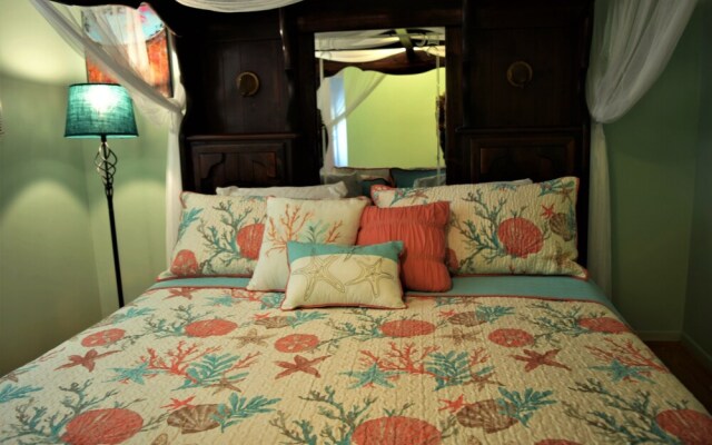 Paradise Cottage On Gulf Street - Three Bedroom Home