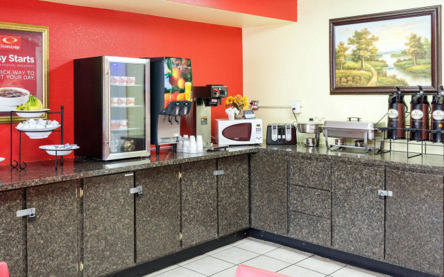 Econo Lodge Inn & Suites