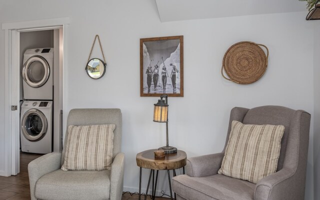 Berg Haus 1 Bedroom Home by NW Comfy Cabins by RedAwning