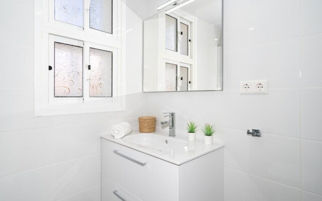 Delightful Apartment on The First Shoreline Ref 141