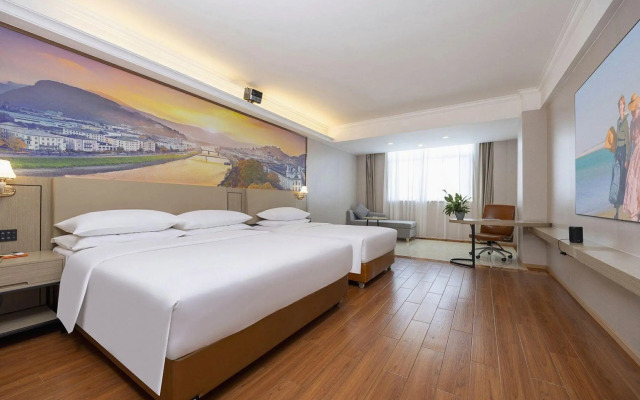 Vienna Hotel (Changsha Ningxiang West High-speed Railway Station Emerald Lake Store)