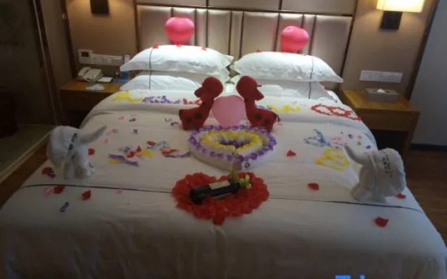 Wodun Platinum Hotel (Qinzhou East Railway Station Niannianfeng Plaza)