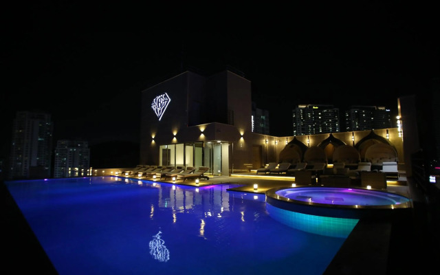 Baymond Hotel