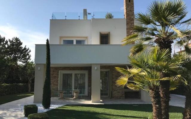 Beautiful Modern Villa in Albarella by Beahost