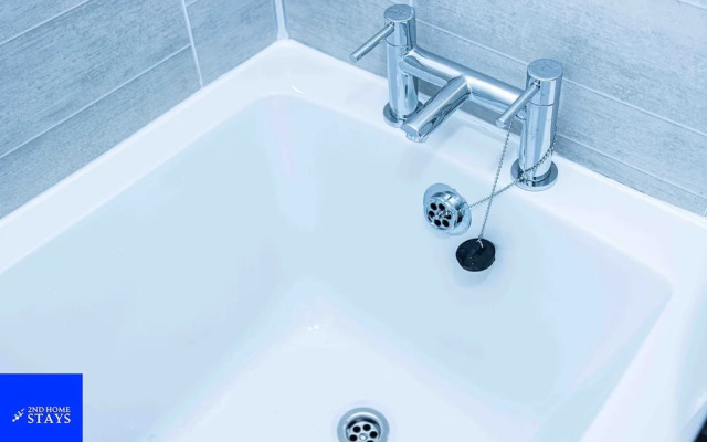 2ndhomestays -walsall- Charming 3-bedroom House