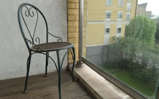 2 Bedroom Flat in Canary Wharf With Balcony