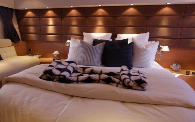 Grey Yacht All Inclusive
