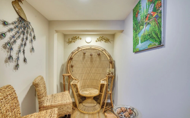 8 Mi to Downtown: Convenient Minneapolis Home