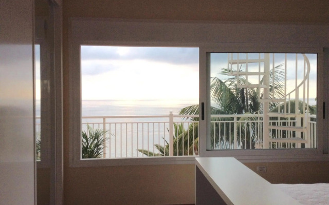 Villa in protected space in front of the sea