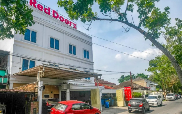 RedDoorz near Hermes Place Polonia Medan