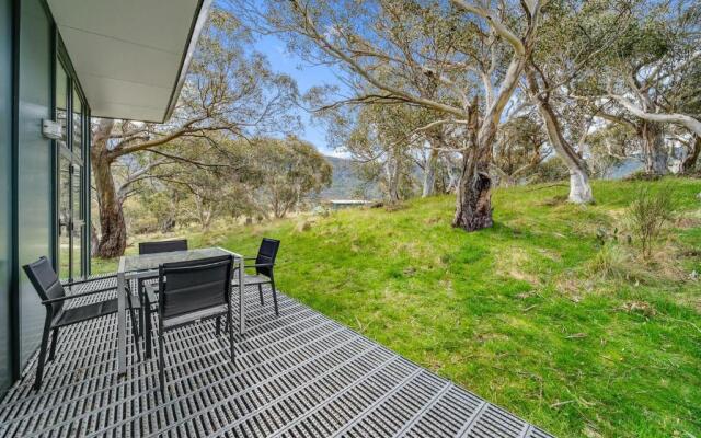 Ecocrackenback 9 'Sustainable, luxurious chalet close to the slopes.'