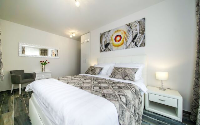 Luxurious Villa with Private Swimming Pool, Hot Tub, Sauna, Lovely Taverne