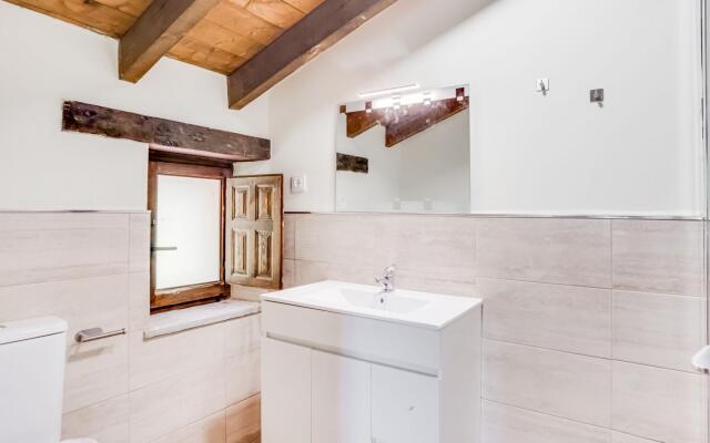 Rustic Holiday Home in Merilla with Valley View