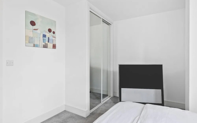 Luxurious 2 Bedroom Apartment With Free Parking