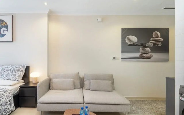 Heaven Crest Vacation Homes Downtown - Studio, 1, & 3 Bedroom Suites 2 minute walk to Dubai Mall and Burj Khalifa