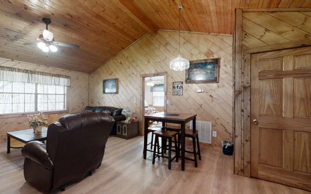 Little Mountain Hideaway 2 Bedroom Cabin by RedAwning