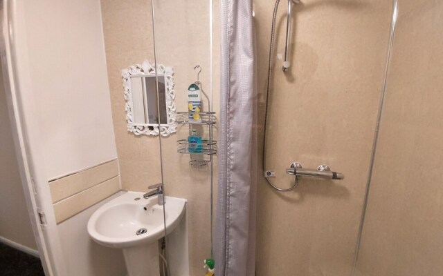 2-beds Studio Located in Parkgate Rotherham