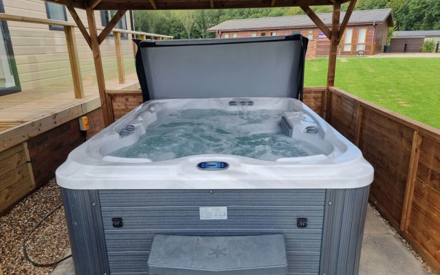 Luxury 2-bed Lodge in Routh, Hottub & Pet Friendly