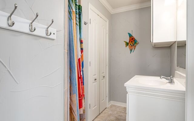 Amberjack 2 Bedroom Home by RedAwning