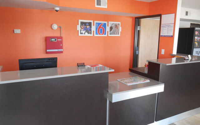 Motel 6 San Antonio, TX - South WW White Rd