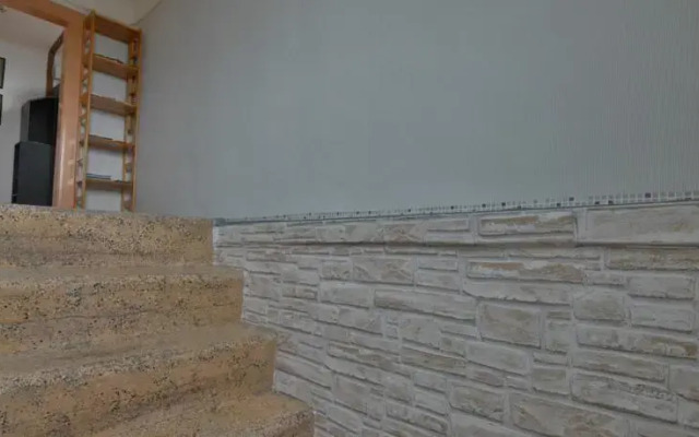13 Enkuri, Viesu Nams