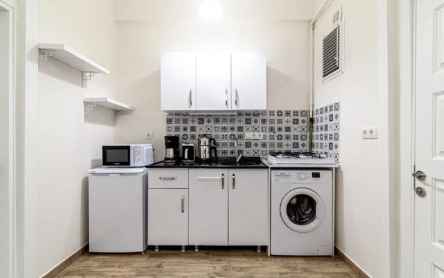 Central and Modern Flat Near Flower Passage