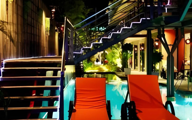 Nicky's Handlebar Hotel