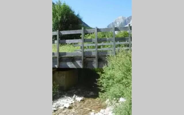 Studio mansardé 18 m2 climatisé avec piscine privée