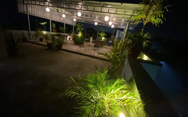La Paradise Residency
