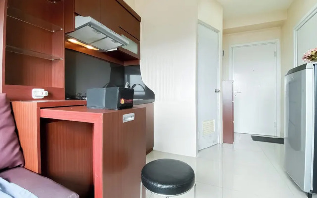Strategic And Homey 2Br Green Pramuka Apartment