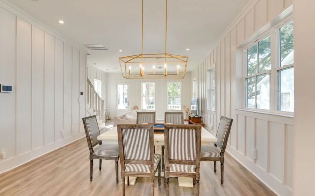 Upscale Home w/ 2 Balconies in Galveston!