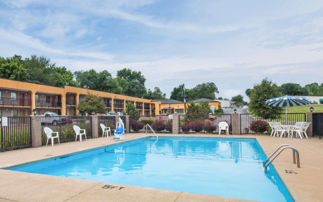 Hotel O Columbia Downtown near I-65