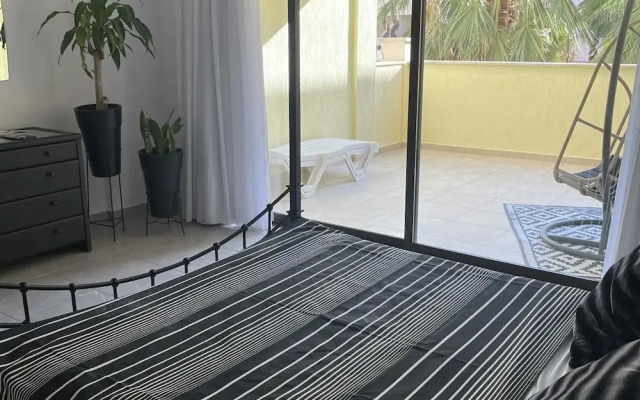 Townhouse With Pool 5 Minute Walk to Beach
