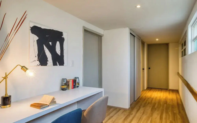Comfy Apartment with Leafy Views by Tasman