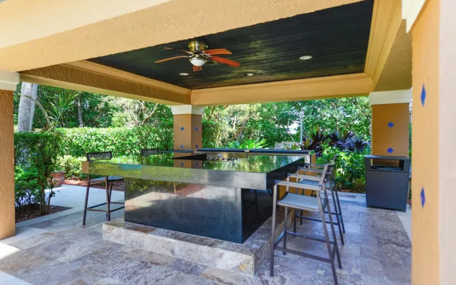 Exclusive Condo 10 Min to the Beach
