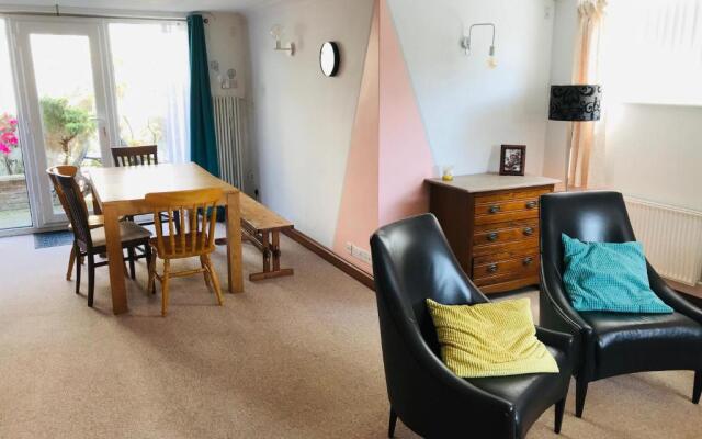 Cosy house, 3 bedrooms, private parking, wifi, patio
