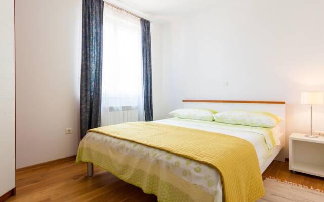 Spacious Apartment in Vantacici near Sea