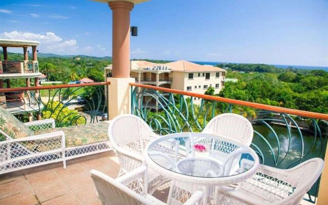 Clarion Suites Roatan at Pineapple Villas