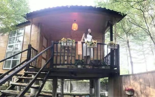 Lanrenyuanlin Hotspring Wooden House