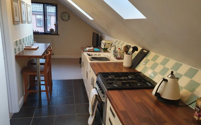 Cosy Village Apartment in Nottingham With Parking