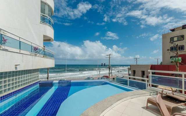 Apt w/ Balcony & View, Steps From the sea Opr0303