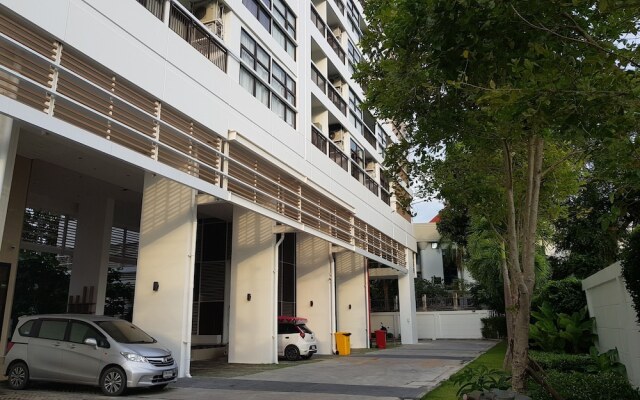 Simply Comfy Apartment by Patsamon